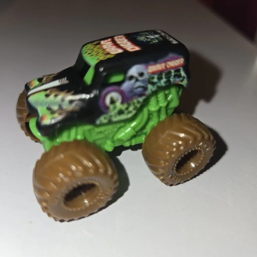 Hot Wheels DieCast Grave Digger 1:64 Monster Jam / Truck Bad To The Bone Skulls